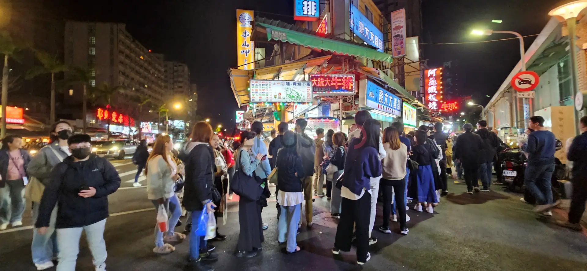 霓虹下的人間煙火:走進士林夜市的熱鬧日常