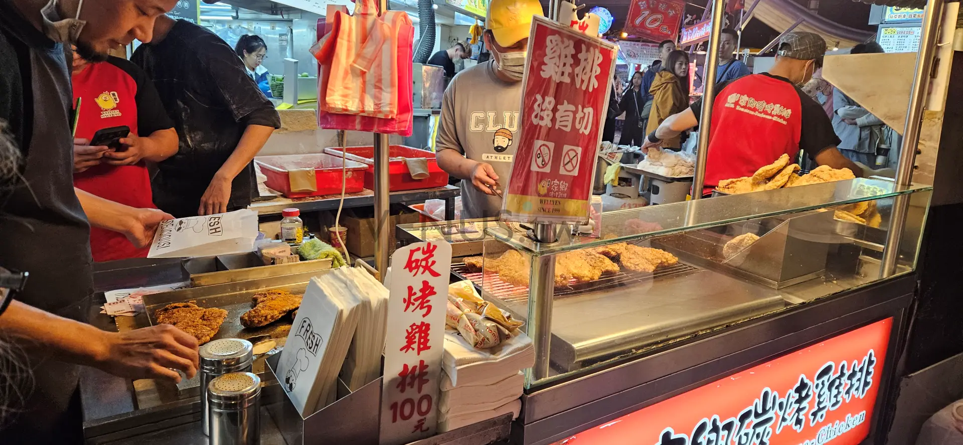霓虹下的人間煙火:走進士林夜市的熱鬧日常