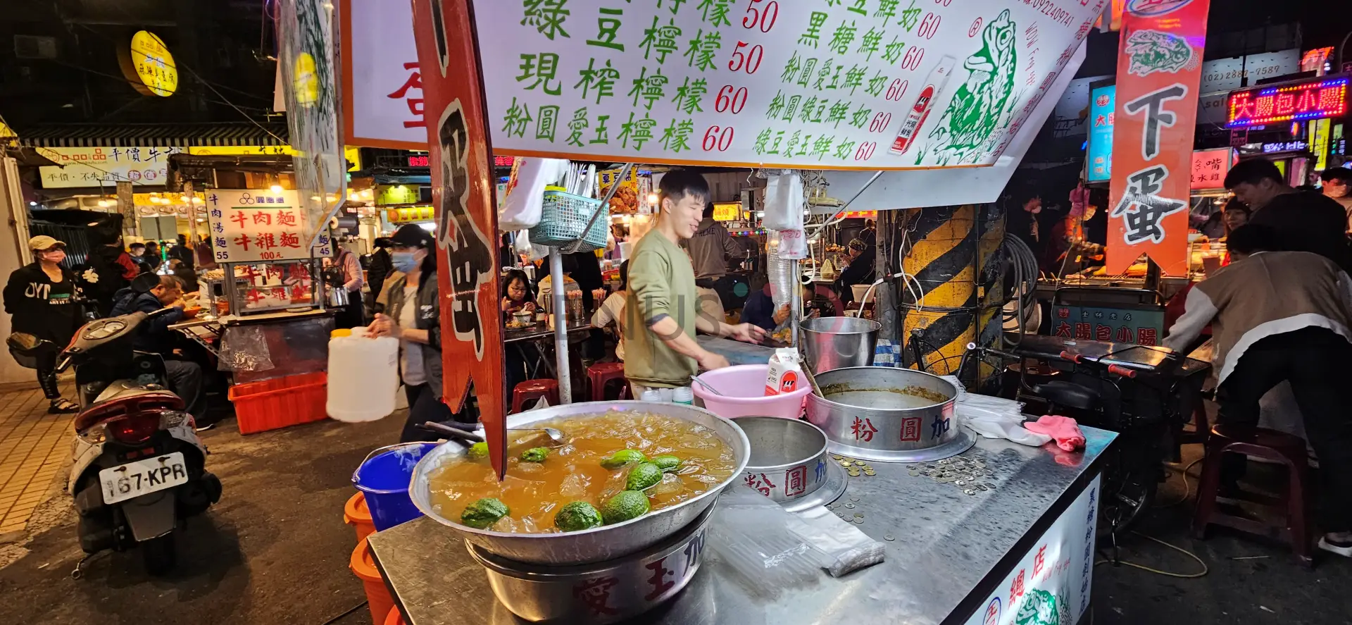 霓虹下的人間煙火:走進士林夜市的熱鬧日常