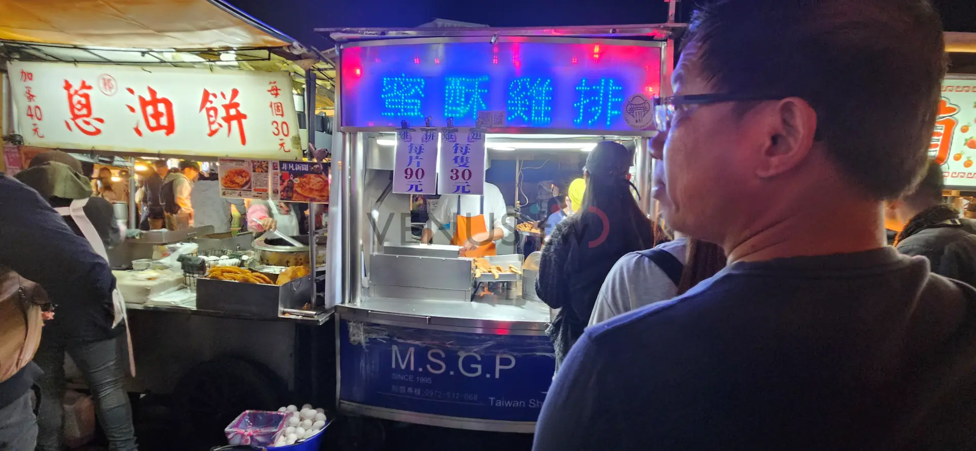 霓虹下的人間煙火:走進士林夜市的熱鬧日常