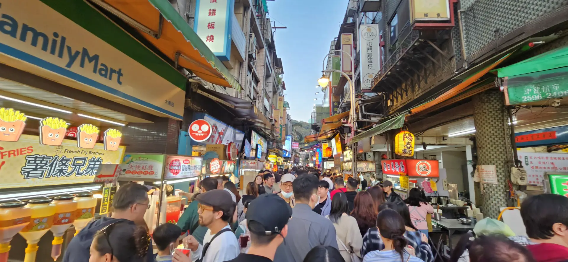 霓虹下的人間煙火:走進士林夜市的熱鬧日常