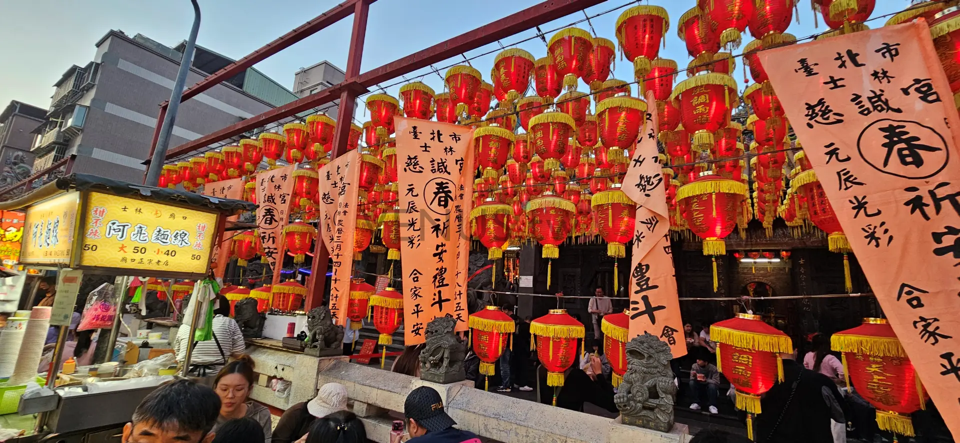 霓虹下的人間煙火:走進士林夜市的熱鬧日常