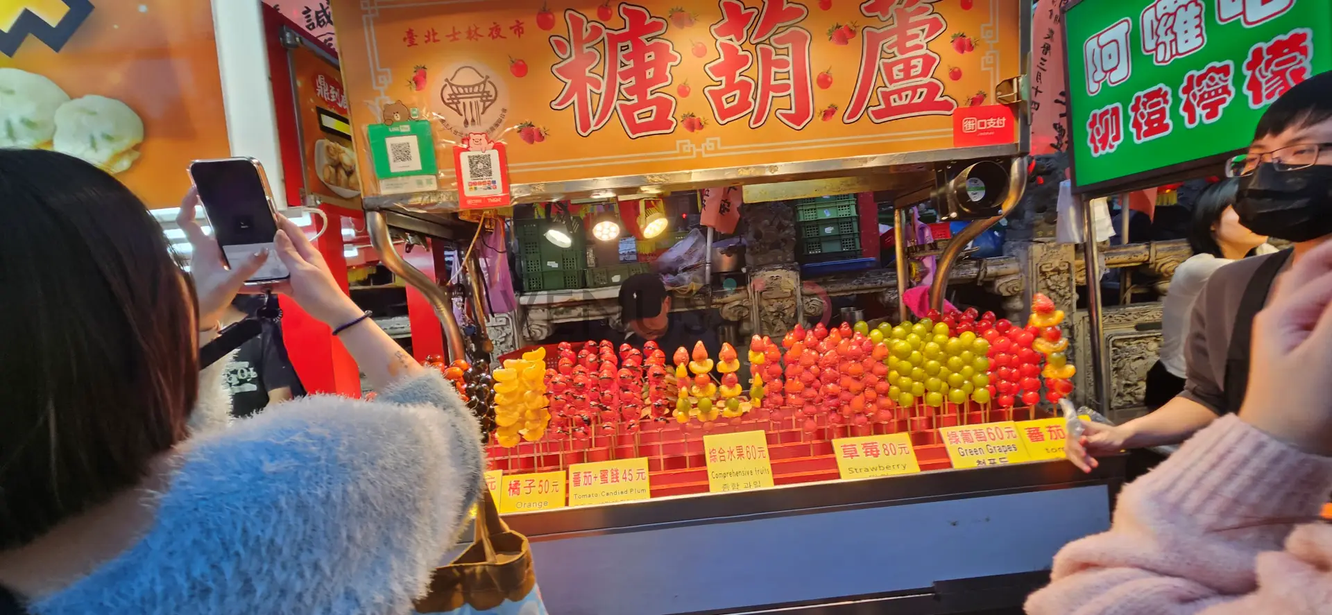 霓虹下的人間煙火:走進士林夜市的熱鬧日常
