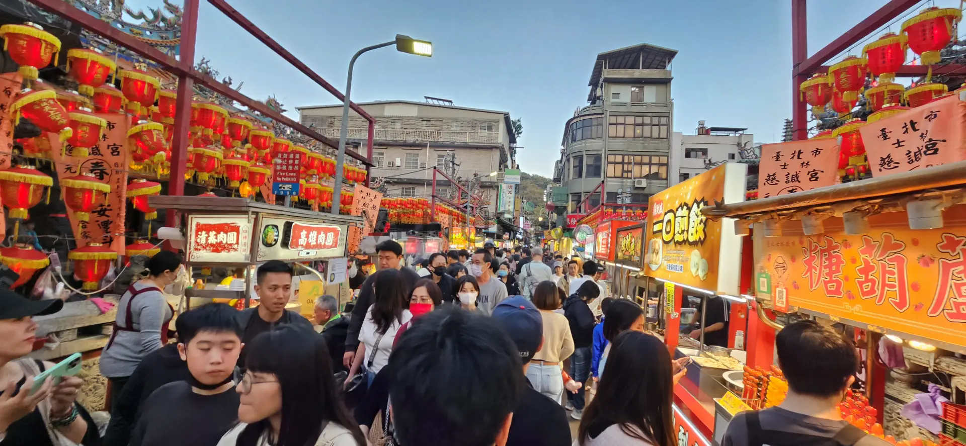 霓虹下的人間煙火:走進士林夜市的熱鬧日常