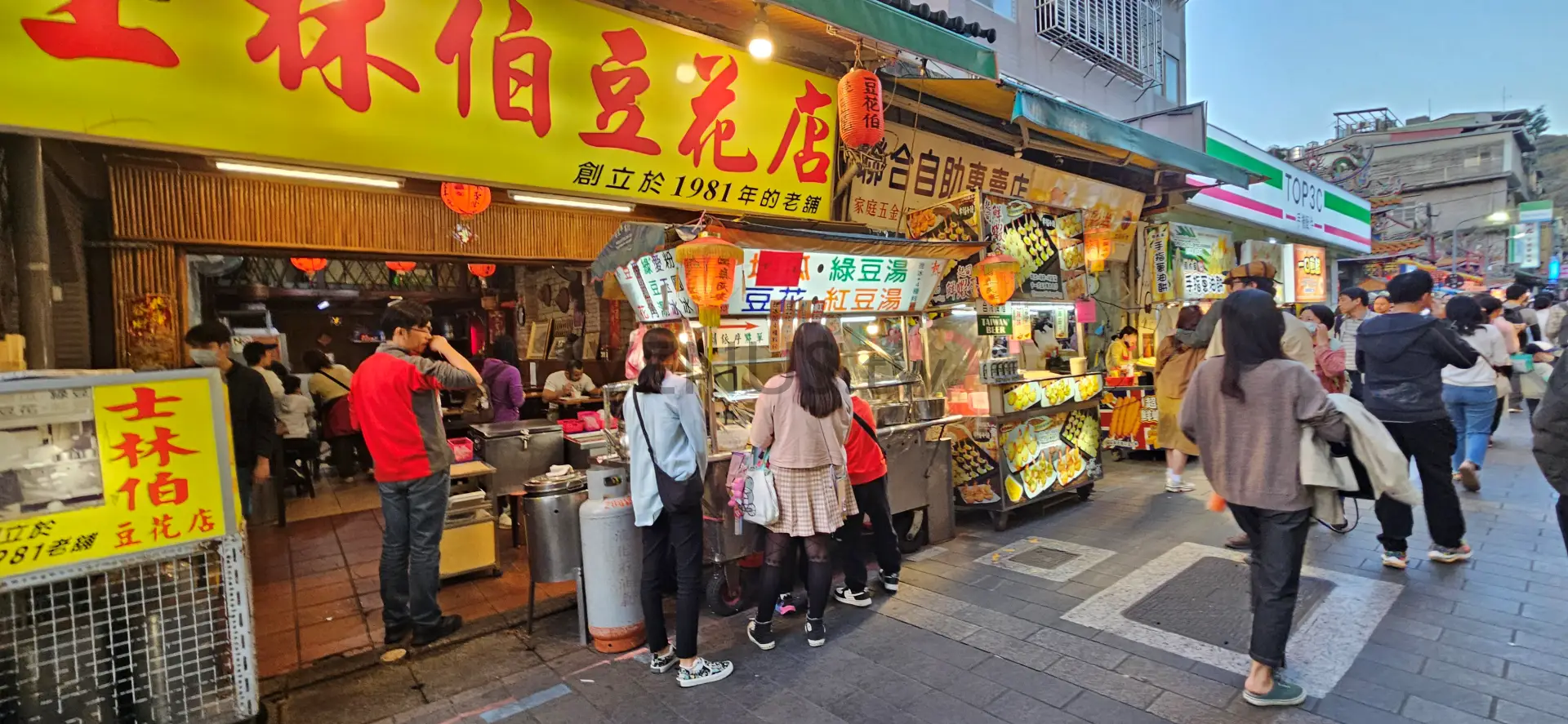 霓虹下的人間煙火:走進士林夜市的熱鬧日常