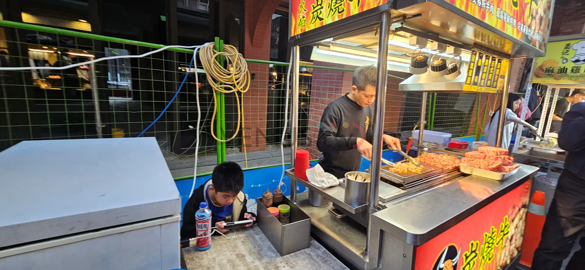 霓虹下的人間煙火:走進士林夜市的熱鬧日常