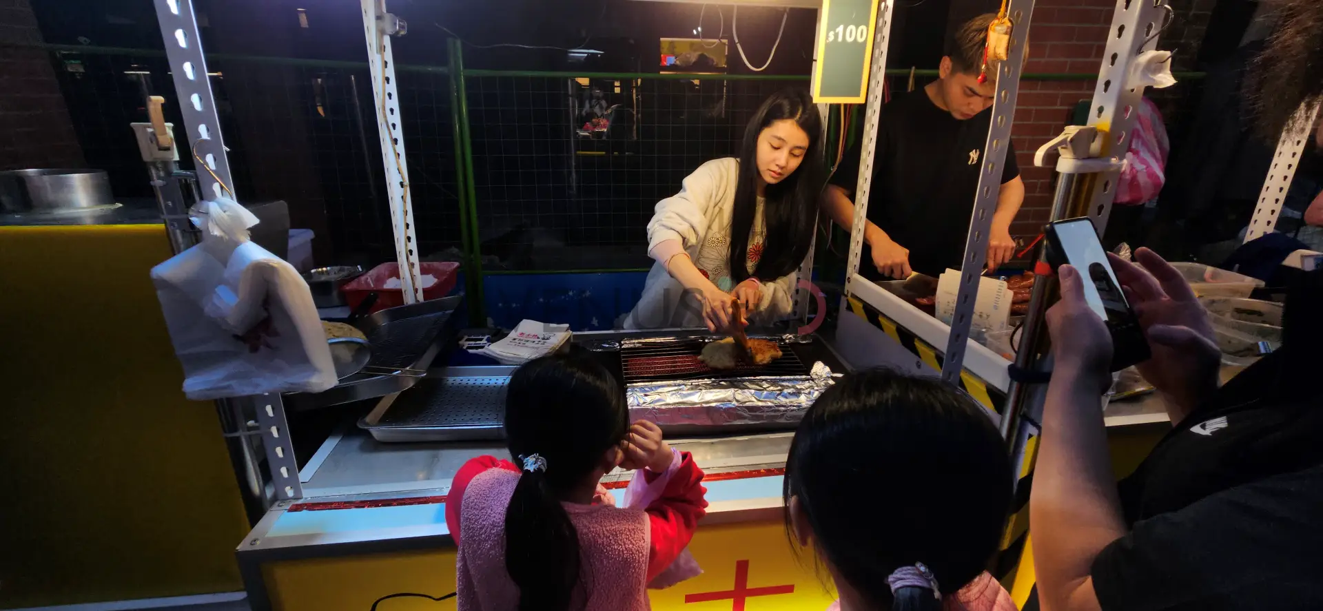 霓虹下的人間煙火:走進士林夜市的熱鬧日常