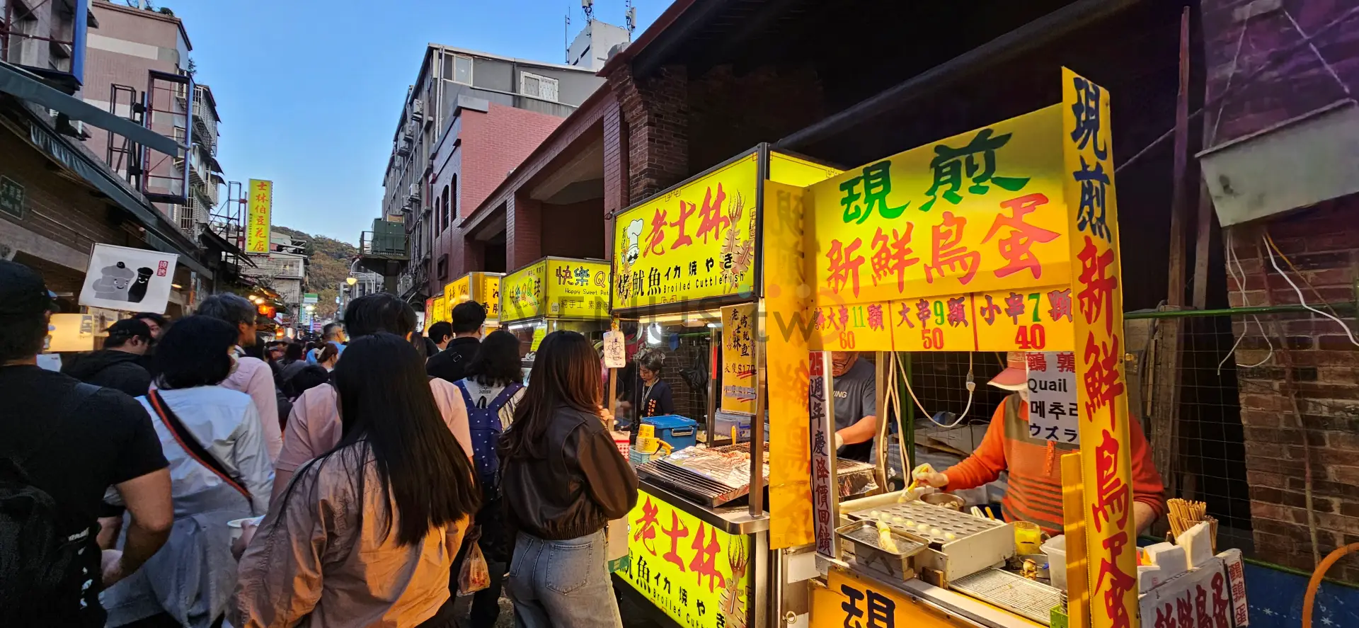 霓虹下的人間煙火:走進士林夜市的熱鬧日常