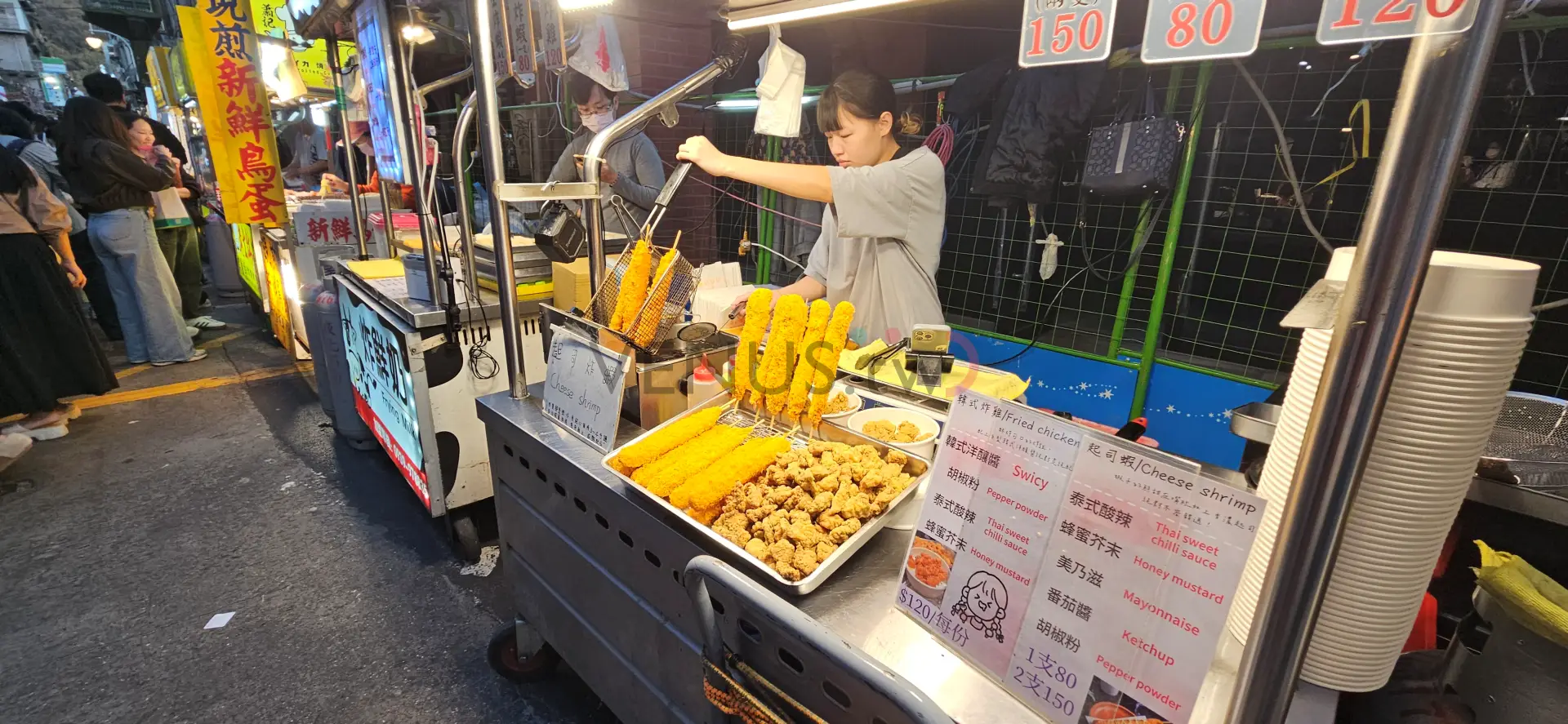 霓虹下的人間煙火:走進士林夜市的熱鬧日常