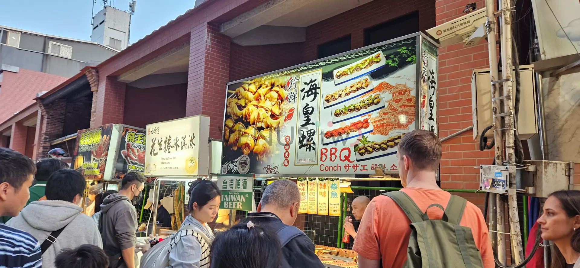 霓虹下的人間煙火:走進士林夜市的熱鬧日常