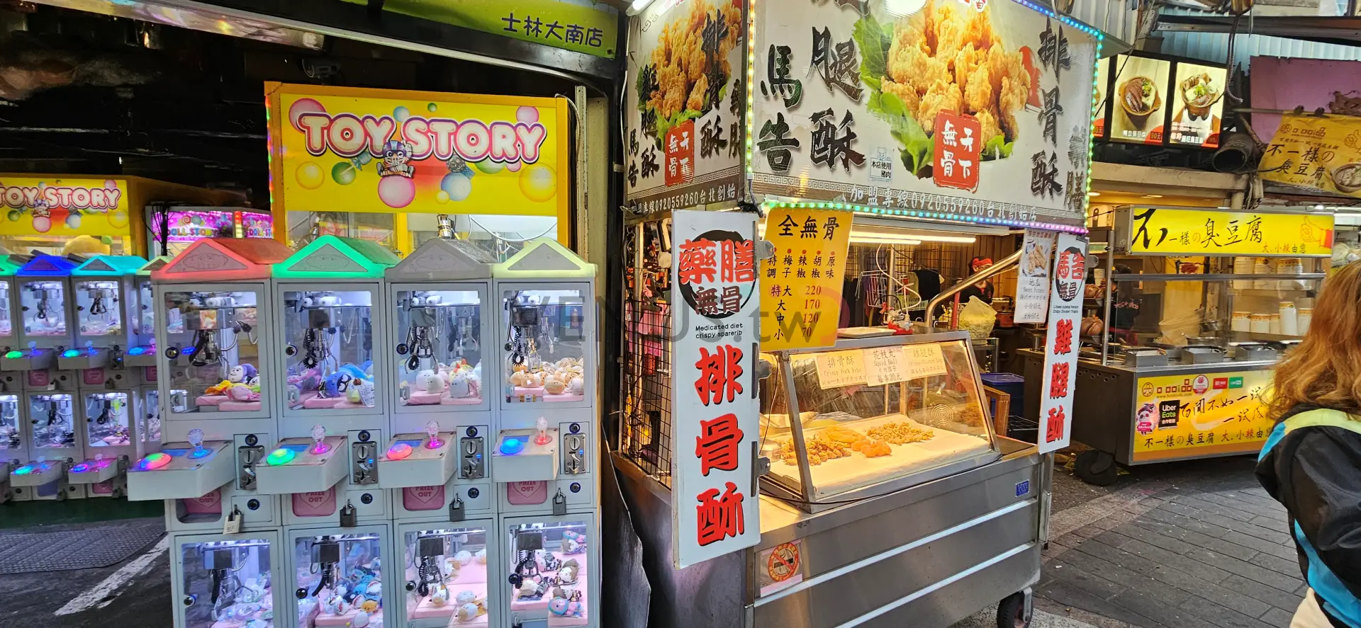 霓虹下的人間煙火:走進士林夜市的熱鬧日常