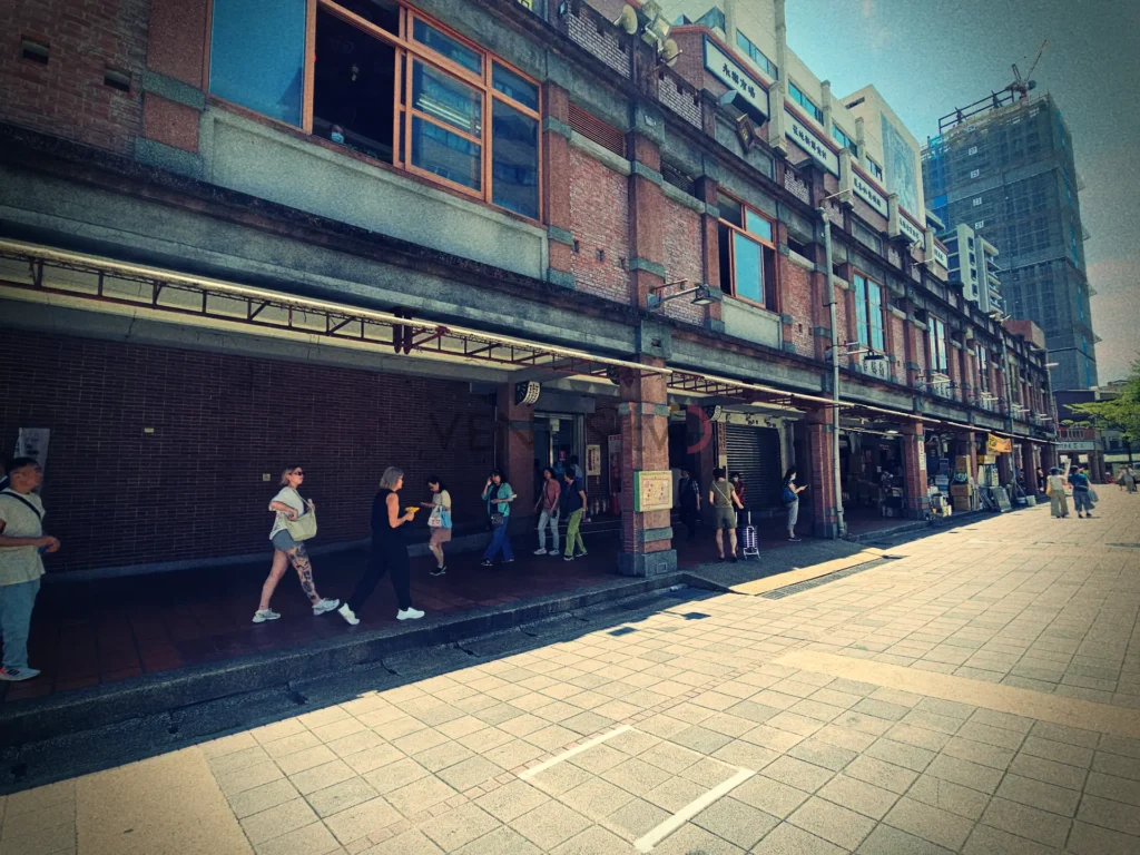三個轉角,一段時光旅程:從永樂市場走進城隍廟與迪化街的故事