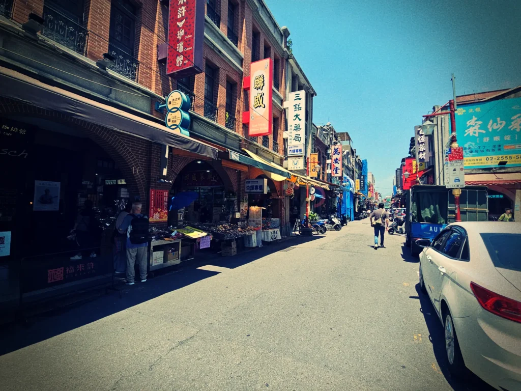 三個轉角,一段時光旅程:從永樂市場走進城隍廟與迪化街的故事