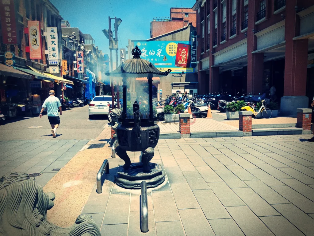 三個轉角,一段時光旅程:從永樂市場走進城隍廟與迪化街的故事