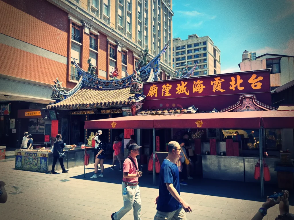 三個轉角,一段時光旅程:從永樂市場走進城隍廟與迪化街的故事